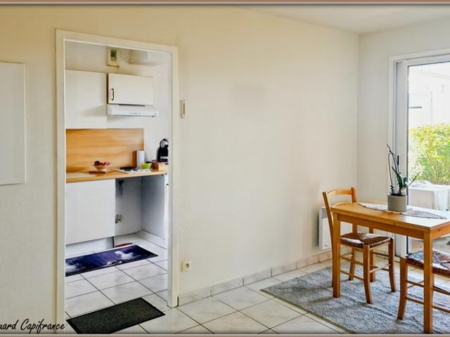 Appartement à vendre 3 pièces SAINT JEAN D'ANGELY 17 au rez de chaussée, 1 place de parking + accès piscine