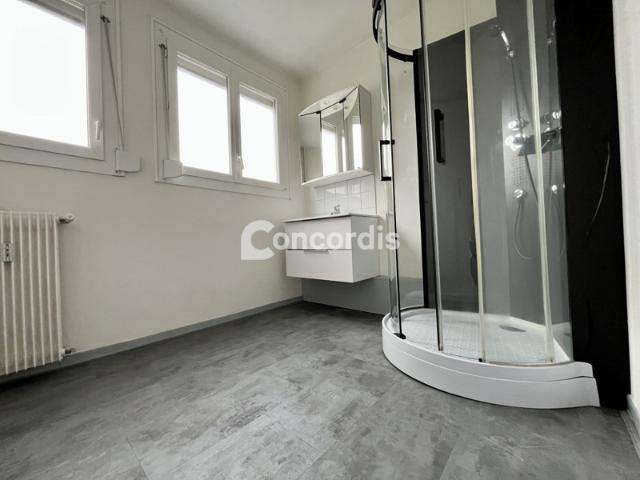 Appartement T3 lumineux DPE C vue dégagée balcon cave