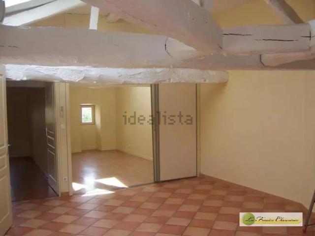 Appartement, Aigre
