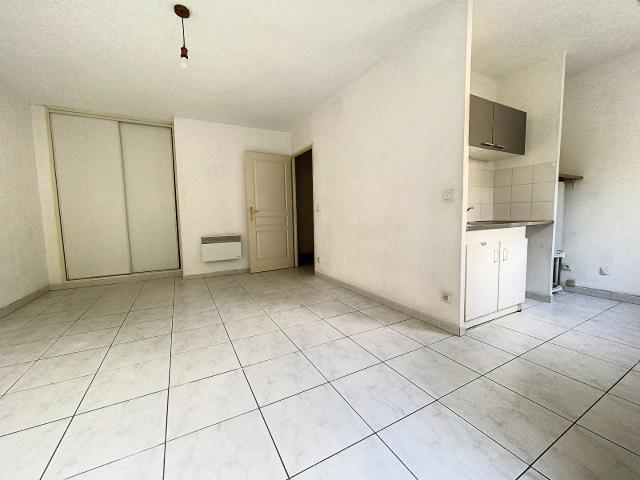 Appartement Aix En Provence 1 pièce s 27.39 m2 Non Meublé, Piscine, Tennis, Parking