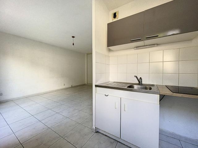 Appartement Aix En Provence 1 pièce s 27.39 m2 Non Meublé, Piscine, Tennis, Parking