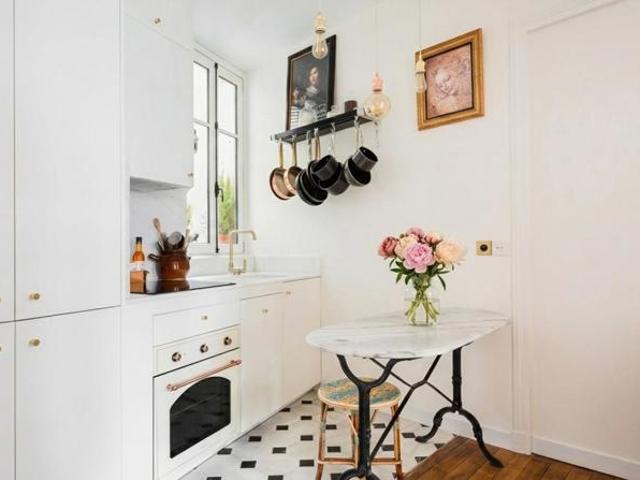 Appartement ancien en parfait état avec balcons, emplacement exceptionnel