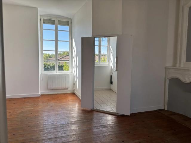 Appartement au 1er étage de type 4 de 85 m² env. Centre Bourg