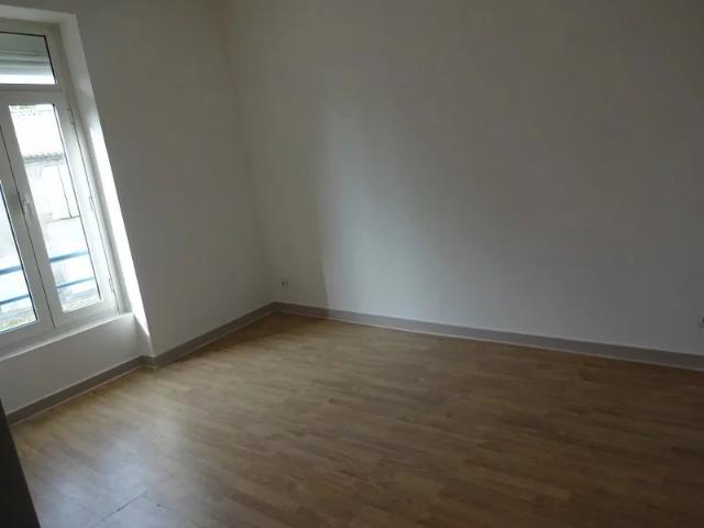 Appartement au 1er étage de type 2 de 38 m² env. Centre Bourg Proche Gare SNCF