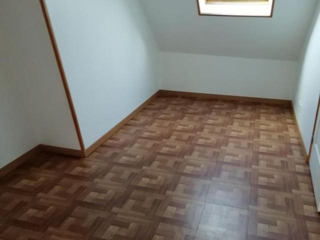 Appartement au 2ème étage sous combles, en plein centre du bourg