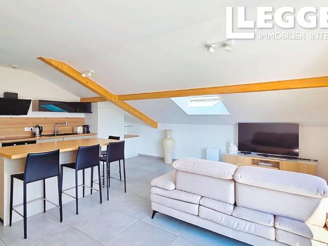 Appartement au dernier étage avec balcon ensoleillé et vue montagne à Argonay, idéal Annecy–Genève