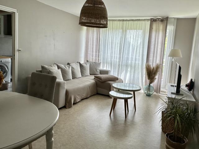 Appartement avec ascenseur 1 chambre 50 m2 cave et place de parking