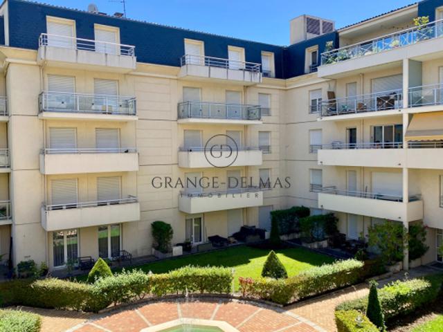 Appartement avec ascenseur terrasse et parking SAINT SEURIN