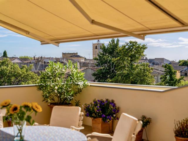 Appartement avec ascenseur et terrasse en centre ville. 130m² L'Isle sur la Sorgue