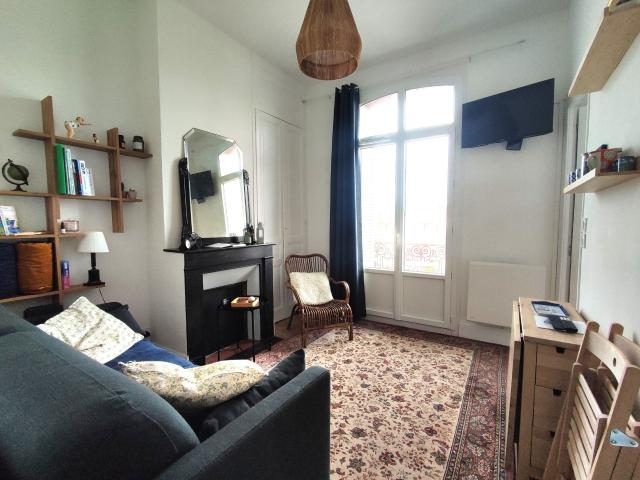 APPARTEMENT AVEC BALCON ET VUE SUR LE PORT