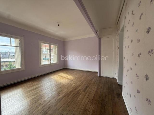 Appartement avec beau potentiel Rue VICTOR HUGO