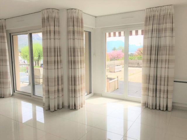 Appartement avec grande terrasse et aperçu lac
