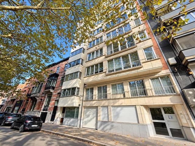 APPARTEMENT AVEC PETIT BALCON EN TRES BON ETAT