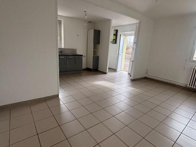 Appartement avec petite cour privative et garage
