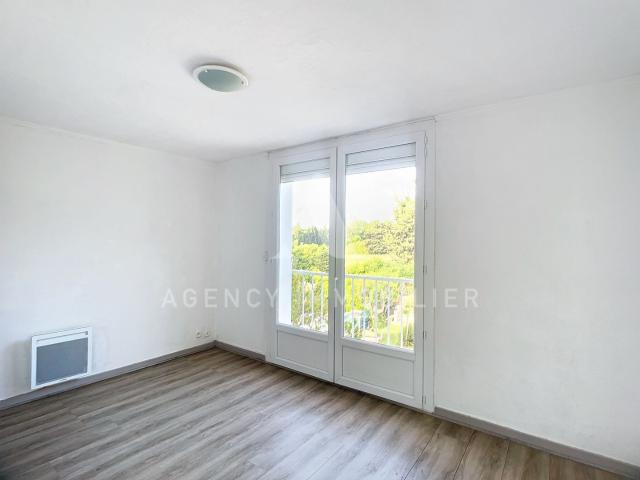APPARTEMENT AVEC TERRASSE à CHATEAURENARD