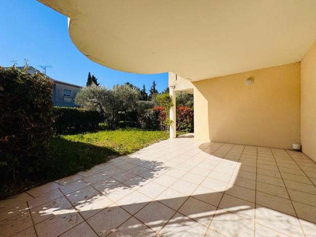 Appartement avec terrasse et garage en rez de jardin