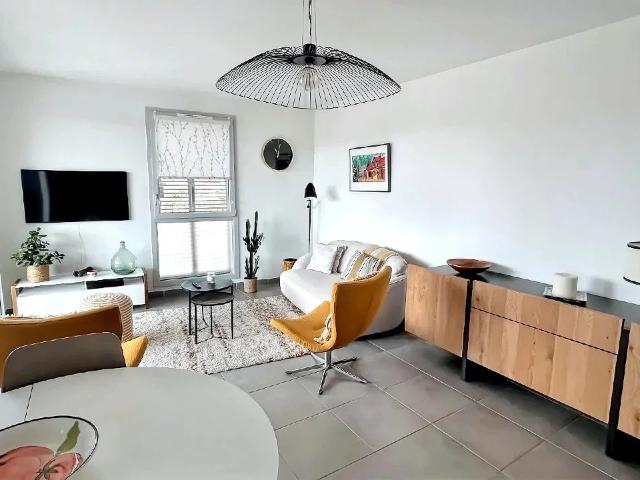 APPARTEMENT AVEC TERRASSE ET PARKING