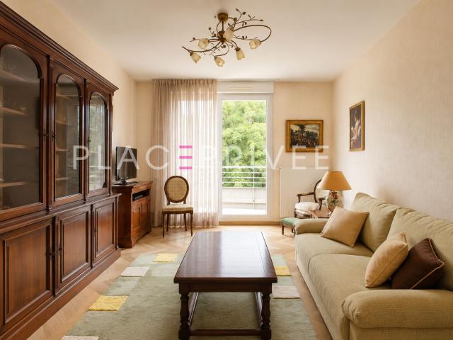 Appartement avec terrasse et stationnements