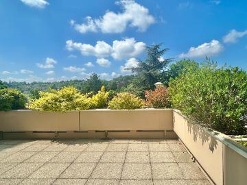 APPARTEMENT AVEC TERRASSE ET VUE IMPRENABLE SUR LE PARC DE BEAUREGARD