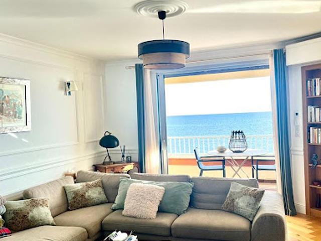 Appartement avec terrasse en bord de mer