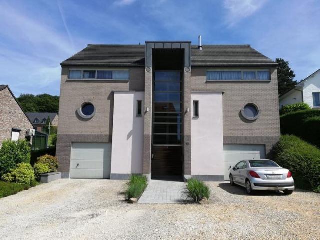 Appartement avec terrasse, jardin et double garage inclus