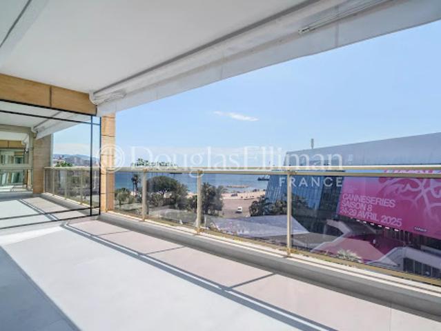 Appartement avec terrasse en bord de mer