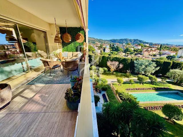 Appartement avec terrasse en bord de mer