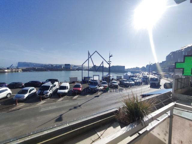 APPARTEMENT AVEC VUE SUR LE PORT ET MER