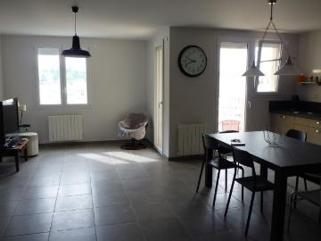 Appartement avec 2 chambres et balcon, à proximité des commerces et de la gare routière