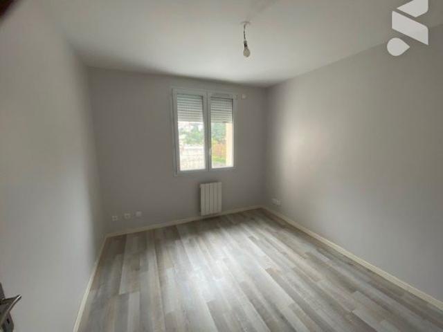Appartement avec 2 chambres et balcon, à proximité des commerces et de la gare routière