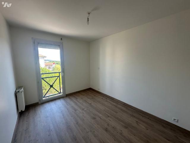 Appartement avec 3 chambres et terrasse à louer secteur Mairie