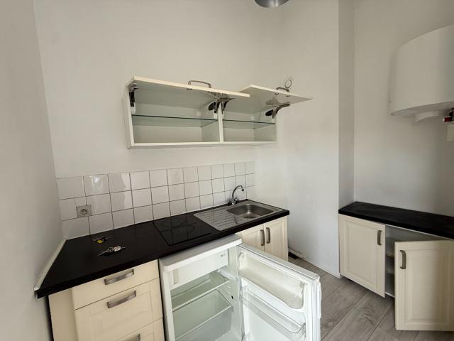Appartement Avignon intra muros quartier raspail,32 m2, en mezzanine, cave et place de parking, bail nu de 3 ans
