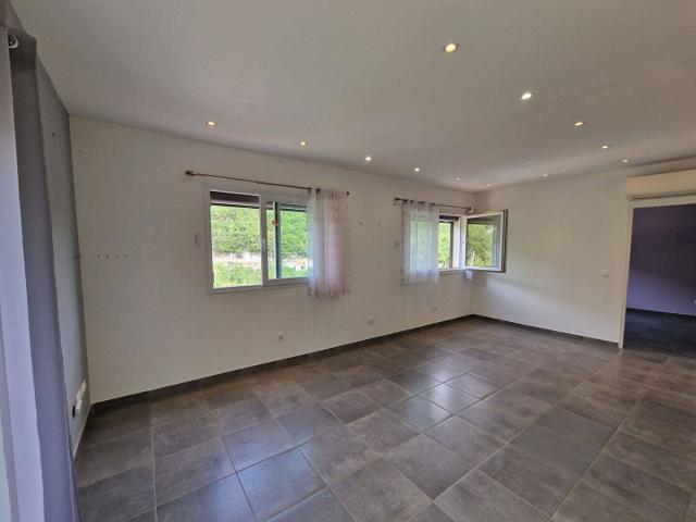 Appartement Bouyon 2 pièces 55 m2 avec jardin, en dernier étag