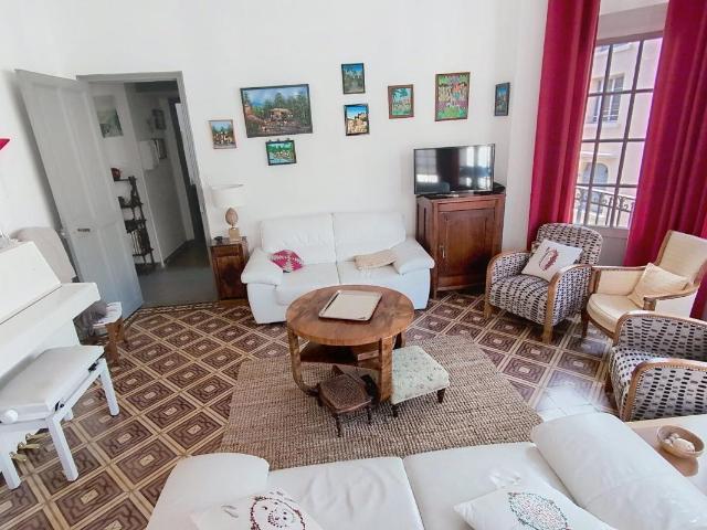 Appartement bourgeois 108m² habitable Deuxième étage Parfait état Centre ville de Perpignan