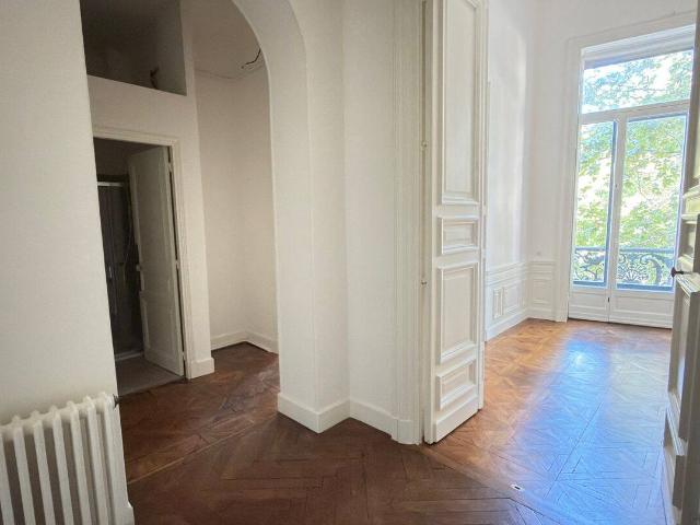 APPARTEMENT BOURGEOIS D'EXCEPTION — 120 m² — QUARTIER DE LA FONT