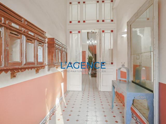 Appartement bourgeois de type T4 de 126 m2 dans un bel immeuble du centre ville à Hyères