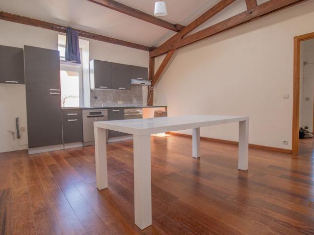 APPARTEMENT CHALEUREUX AU COEUR DU CENTRE BINCHOIS à 7130 Binche  Loyer: 725 € / mois