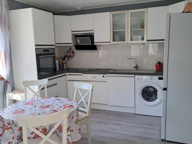 Nouveau prix – À découvrir sans tarder: charmant appartement entièrement rénové à Brides les Bains 35 m²
