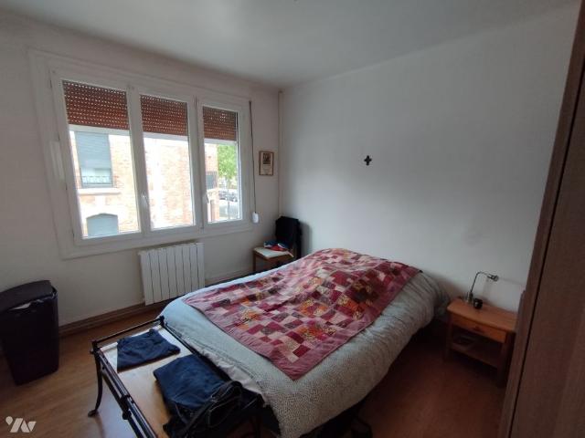 appartement comprenant: entrée, cuisine meublée et equipée,2 chambres, salle d'eau, wc et débarras