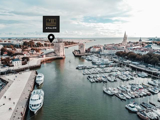 Appartement contemporain avec terrasse en bord de mer