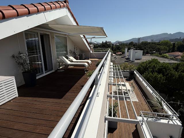 Appartement contemporain avec terrasse en bord de mer