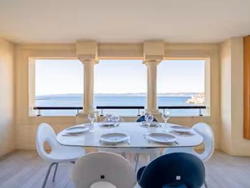Appartement contemporain avec terrasse en bord de mer