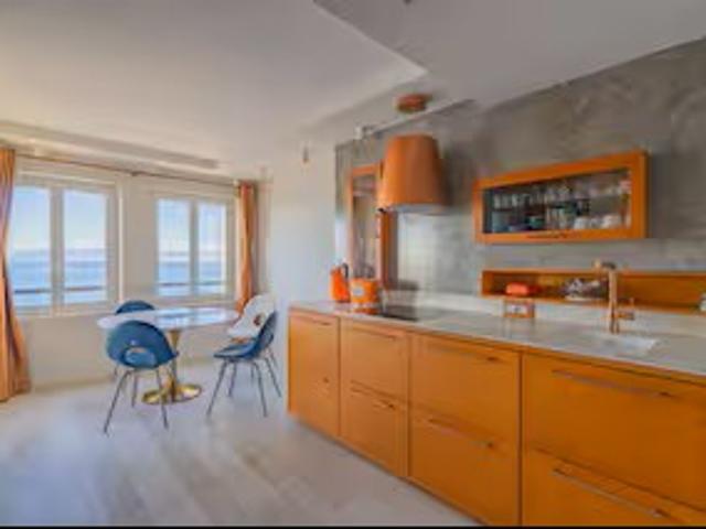 Appartement contemporain avec terrasse en bord de mer