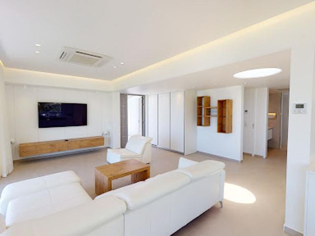 Appartement contemporain avec terrasse et piscine