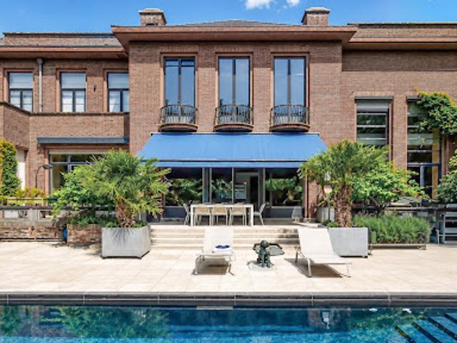 Appartement contemporain avec terrasse et piscine