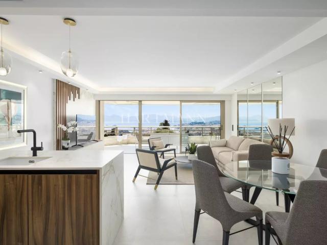 Appartement contemporain avec vue mer panoramique et prestat. 100m² Cannes