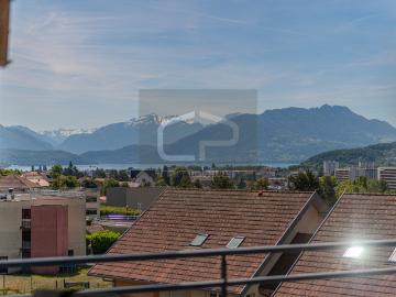Appartement d’exception de 182 m² en attique dernier étage à Annecy le Vieux avec vue panoramique sur le lac d’Annecy. Volumes rares, vaste séjour de 52 m², 4 à 5 chambres
