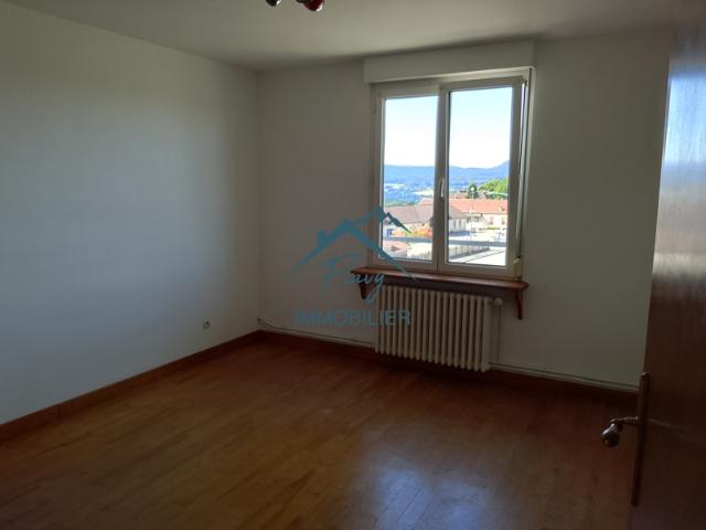 Appartement de 4 pièces et 90 m2, traversant, situé au deuxi
