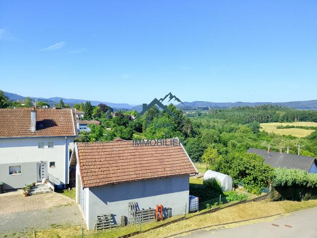 Appartement de 4 pièces et 90 m2, traversant, situé au deuxième et dernier étage d'une petite copropriété proc