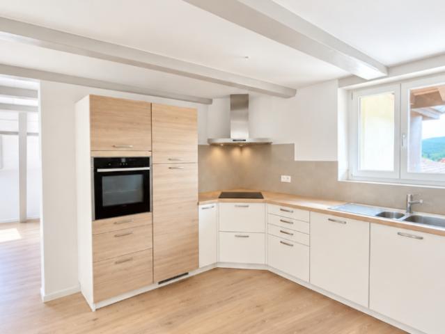 APPARTEMENT DE 4.5 PIÈCES ENTIÈREMENT RÉNOVÉ AVEC TERRASSE ET VUE SUR LA VALLÉE